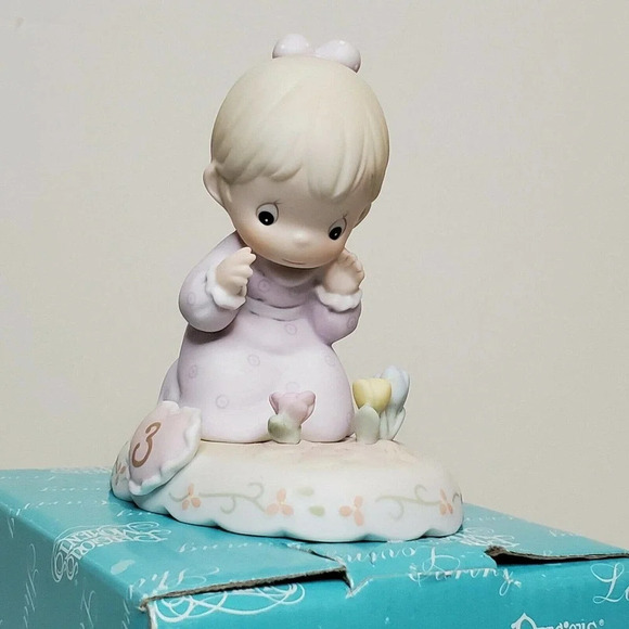 PRECIOUS MOMENTS Growing in Grace Age 3 #136220 Little Girl Kneeling by Flowers - Picture 3 of 4